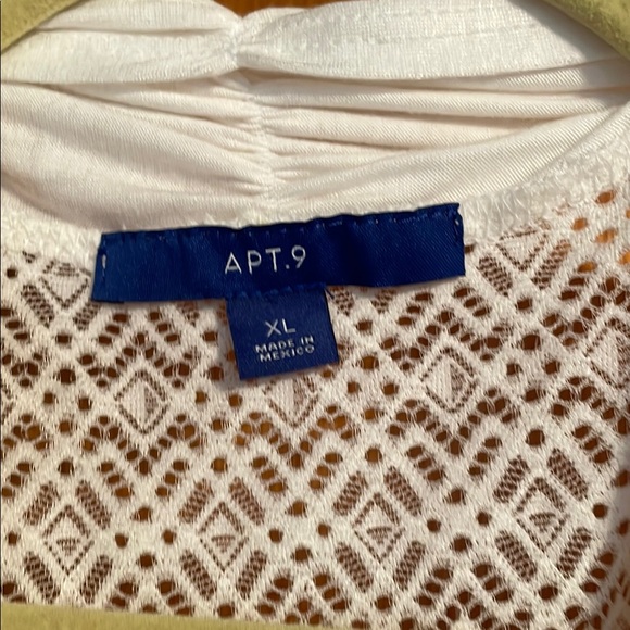 White Sleeveless Vest - Picture 2 of 4